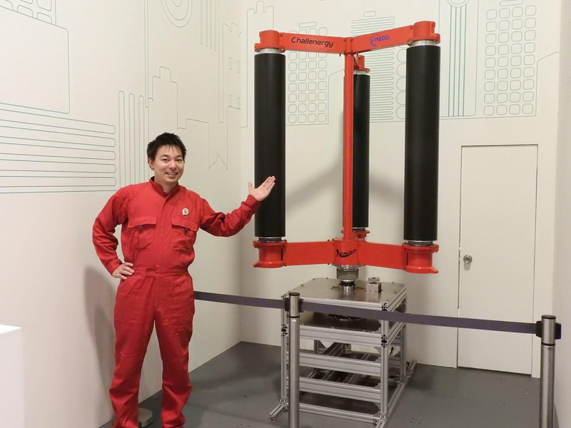 Atsushi Shimizu ante un modelo de sus turbinas. Imagen: Challenergy